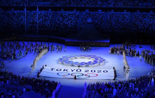 32-րդ ամառային Օլիմպիական խաղերի բացման արարողության ժամանակ մարզադաշտ են դուրս բերում օլիմպիական դրոշը - Sputnik Արմենիա