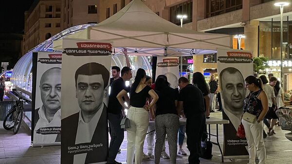 Сбор подписей для освобождения глав общины Сюникской области на Северном проспекте (23 июля 2021). Еревaн - Sputnik Армения