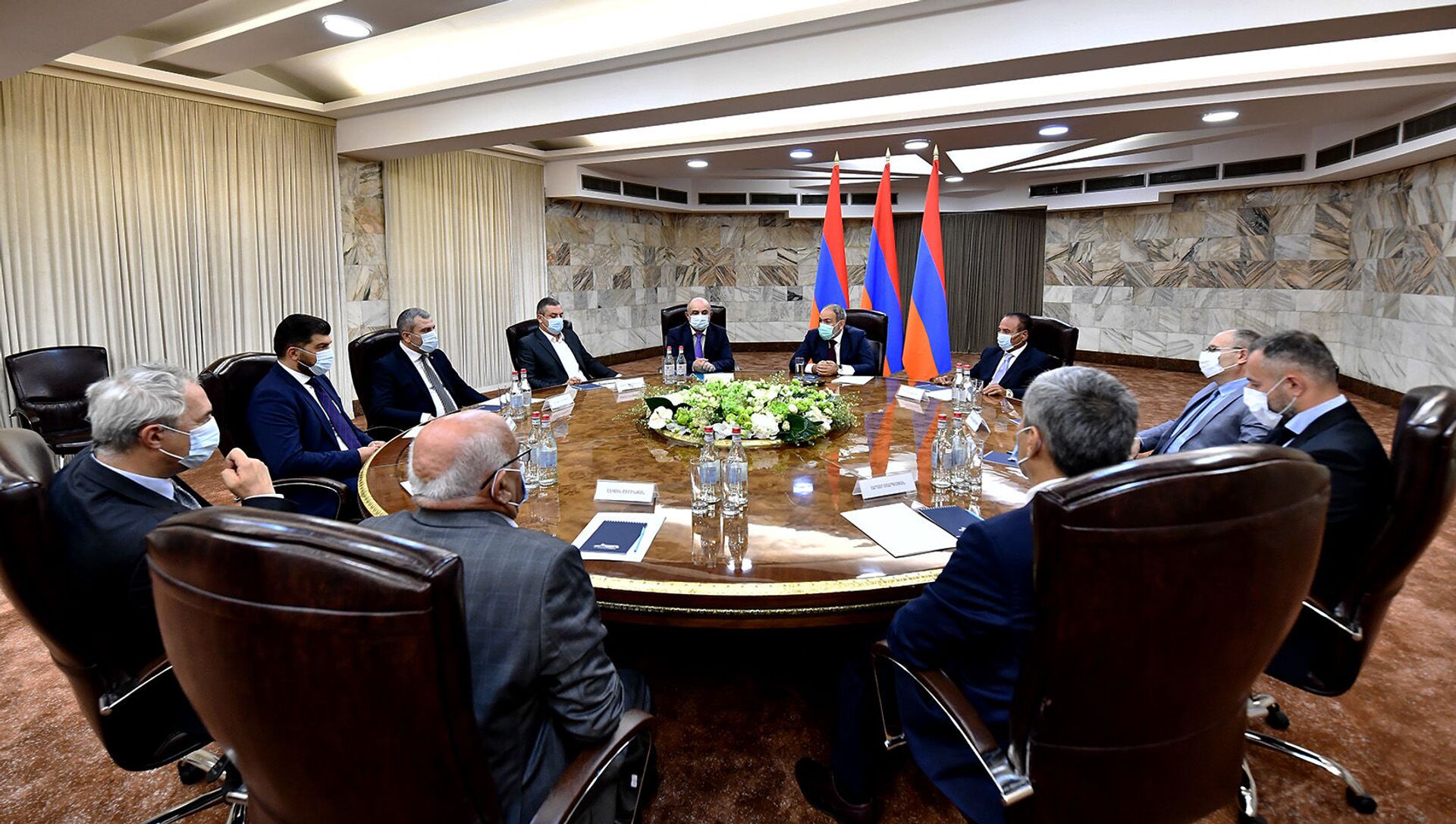 И.о. премьер-министра Никол Пашинян провел заседание с лидерами внепарламентских политических сил (24 июля 2021). Еревaн - Sputnik Արմենիա, 1920, 24.07.2021