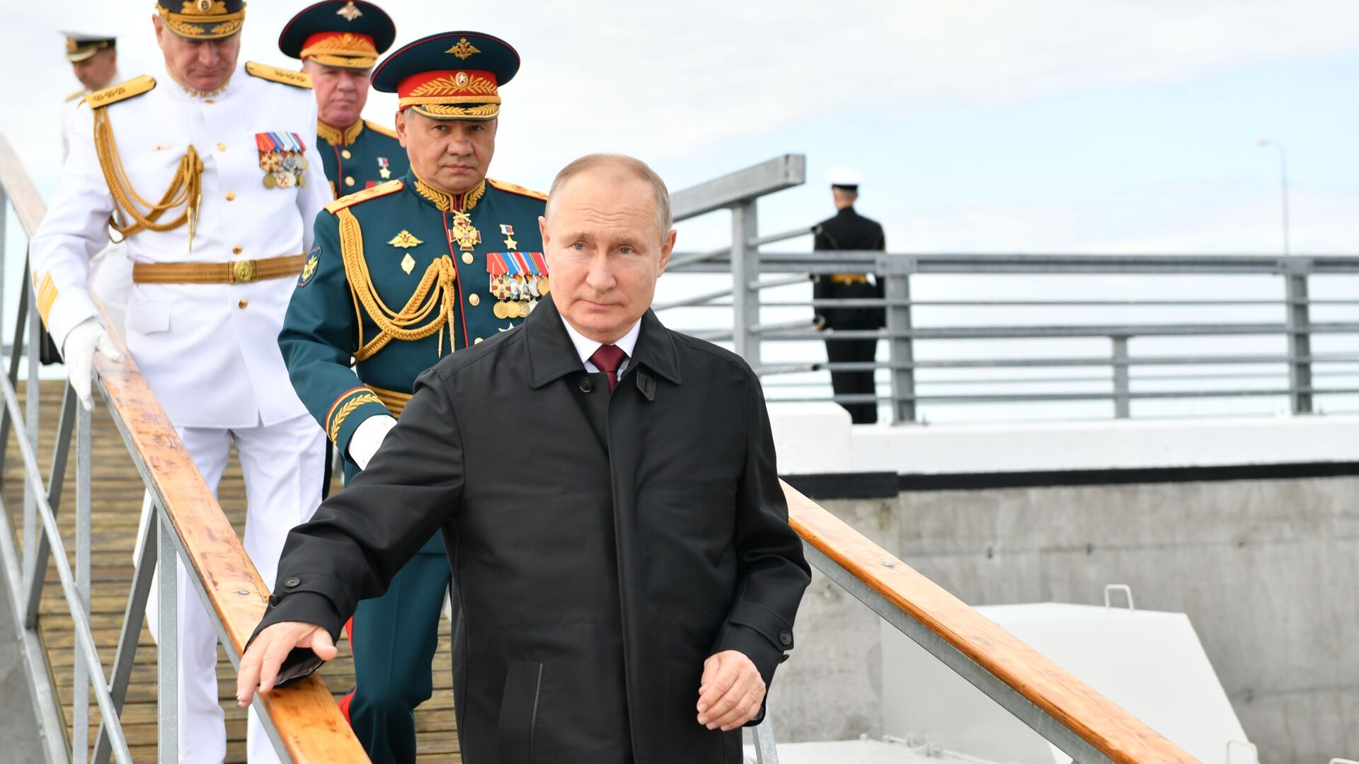 Президент РФ В. Путин принял участие в Главном военно-морском параде - Sputnik Армения, 1920, 25.07.2021
