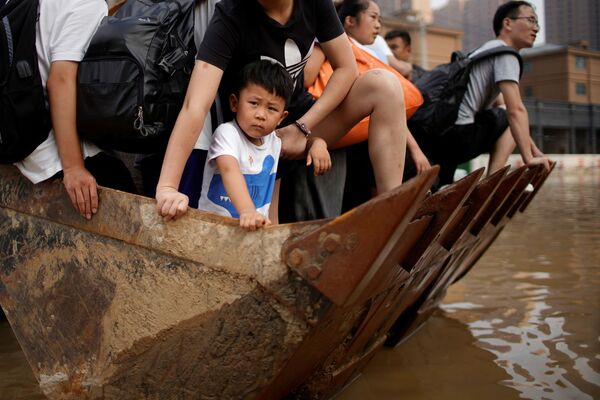 Մարդկանց տարհանումը Չինաստանի ջրհեղեղի գոտուց - Sputnik Արմենիա