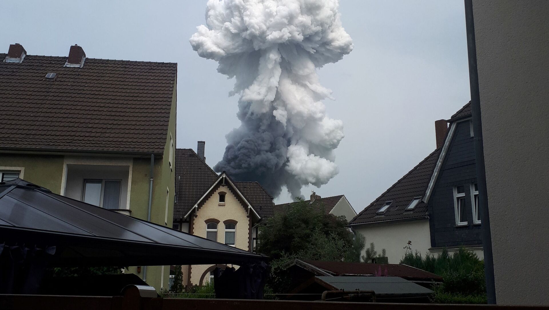 Дым после взрыва в Виздорфе (27 июля 2021). Германия - Sputnik Армения, 1920, 27.07.2021