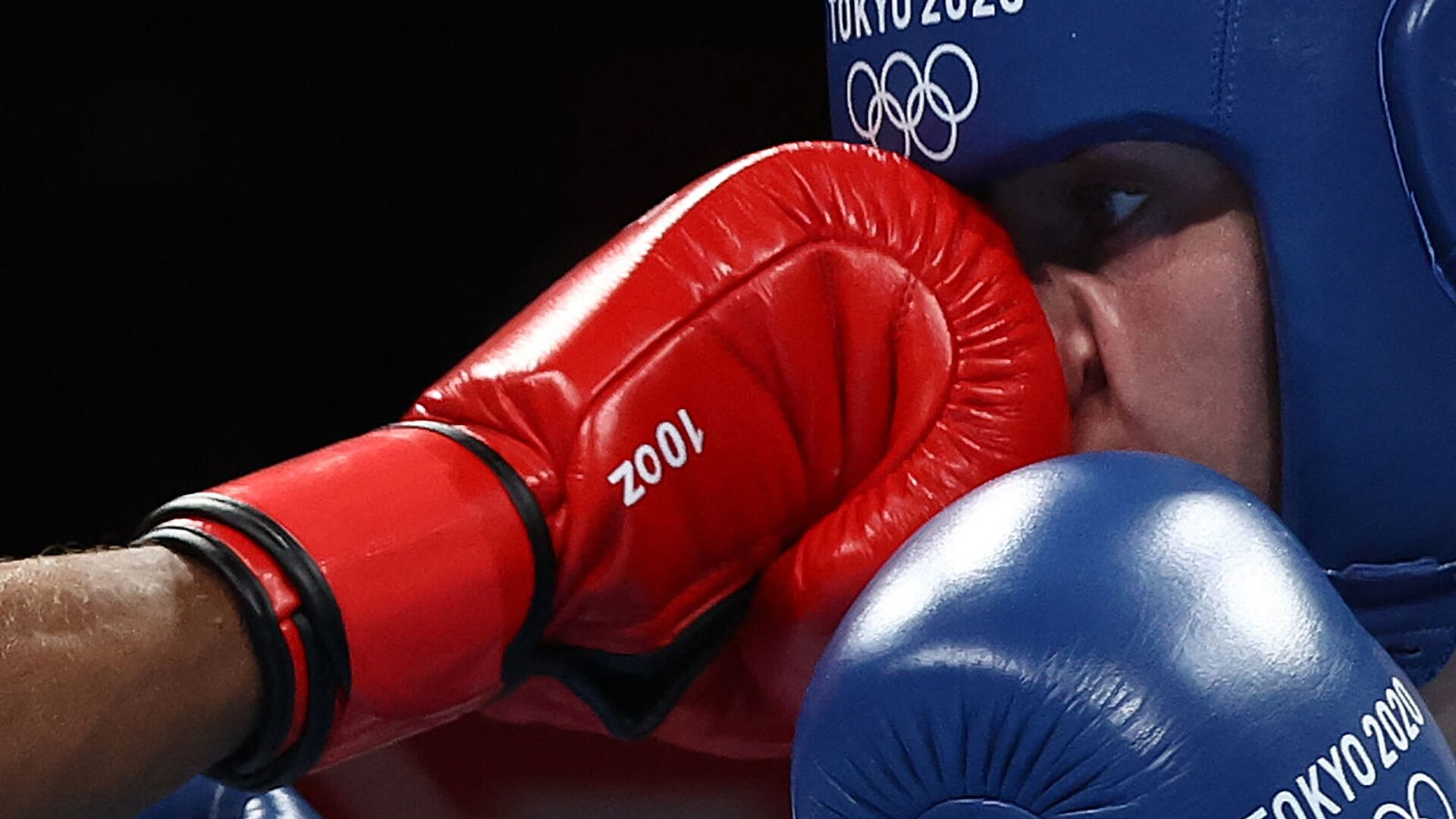 Удар в лицо боксерской перчаткой во время поединка  среди женщин на Олимпийских игрех в Токио - Sputnik Армения, 1920, 26.11.2021