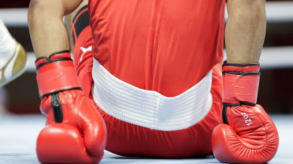 Боксер на полу ринга во время поединка на Олимпийских игр в Токио - Sputnik Армения