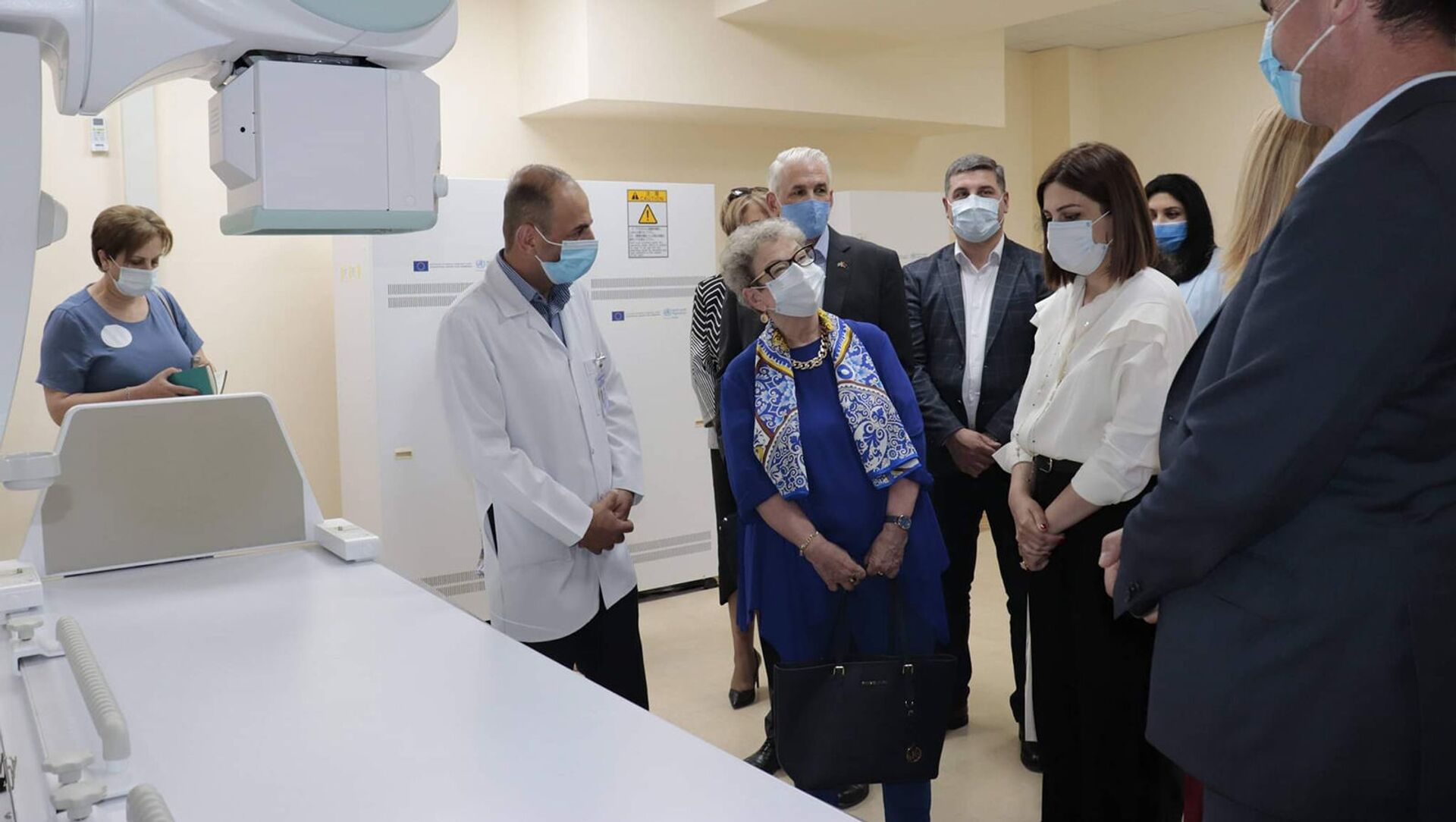 И.о. министра здравоохранения Анаит Аванесян в медицинском центре Мартуни осматривает новейшее рентгеновское оборудование - Sputnik Армения, 1920, 27.07.2021