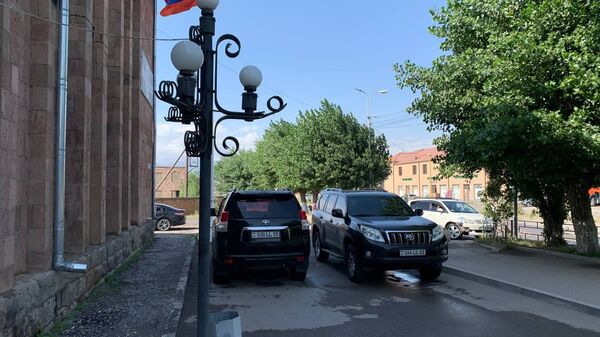 Автомобили у здания муниципалитета города Варденис - Sputnik Армения