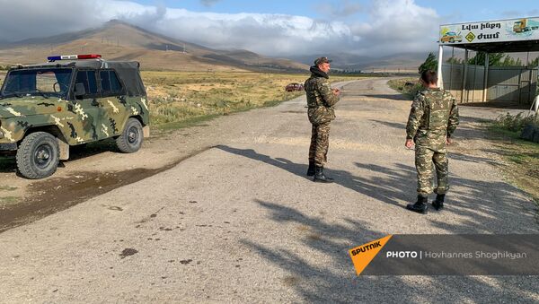 Военный патруль у въезда в село Кут Гегаркуникской области Армении - Sputnik Армения