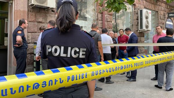 Полиция оцепила место нападения у офиса кредитной организации - Sputnik Армения