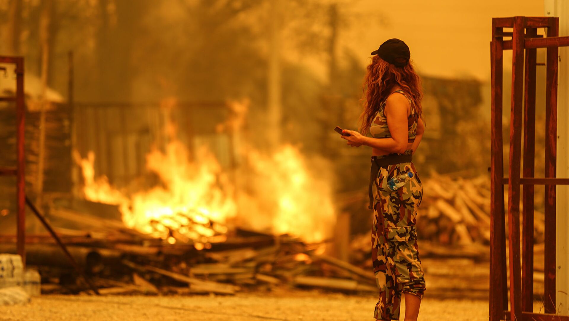 Девушка смотрит на лесной пожар близ города Манавгат, к востоку от курортного города Анталья (29 июля 2021). Турция - Sputnik Արմենիա, 1920, 30.07.2021