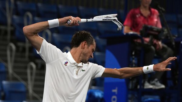 Российский теннисист Даниил Медведев ломает ракетку после матча на летних Олимпийских играх в Токио - Sputnik Армения