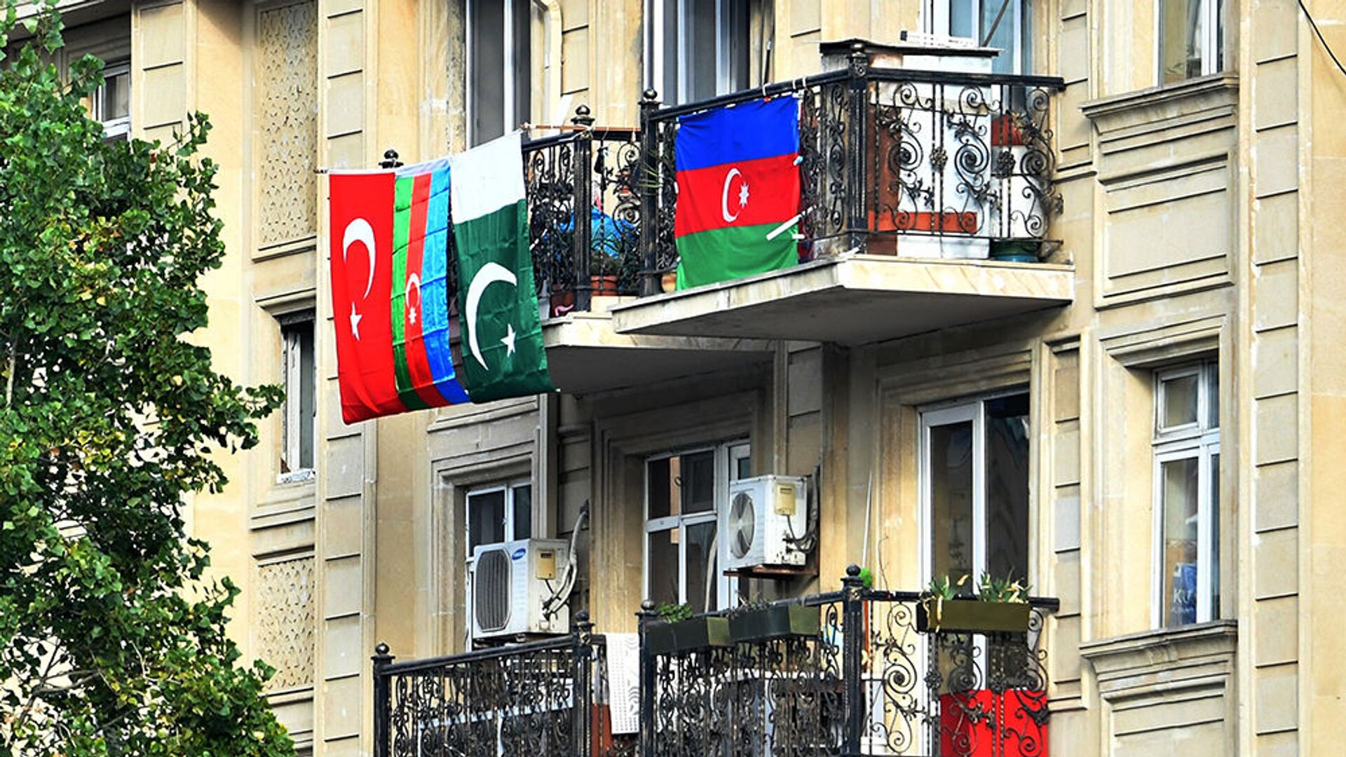 Флаги Азербайджана, Турции и Пакистана, вывешенные на балконе жилого дома в Баку - Sputnik Армения, 1920, 30.07.2021