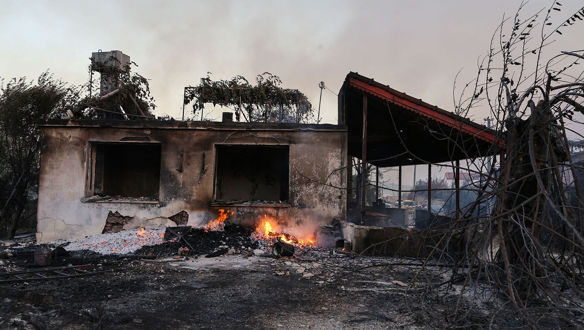 Сгоревший от лесных пожаров дом недалеко от горожа Манавгат (28 июля 2021). Турция - Sputnik Արմենիա, 1920, 10.08.2021