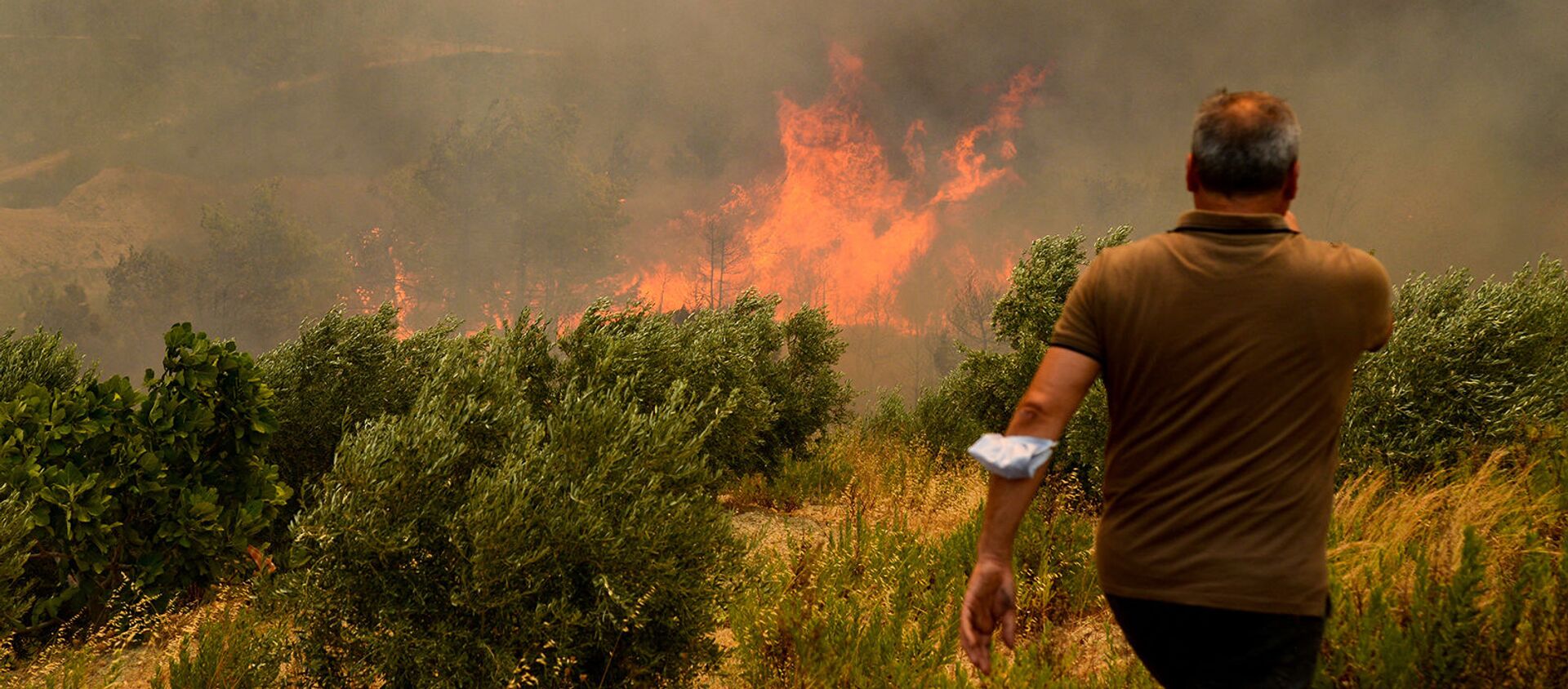 Мкжчина на фоне лесного пожара (29 июля 2021). Турция - Sputnik Արմենիա, 1920, 05.08.2021