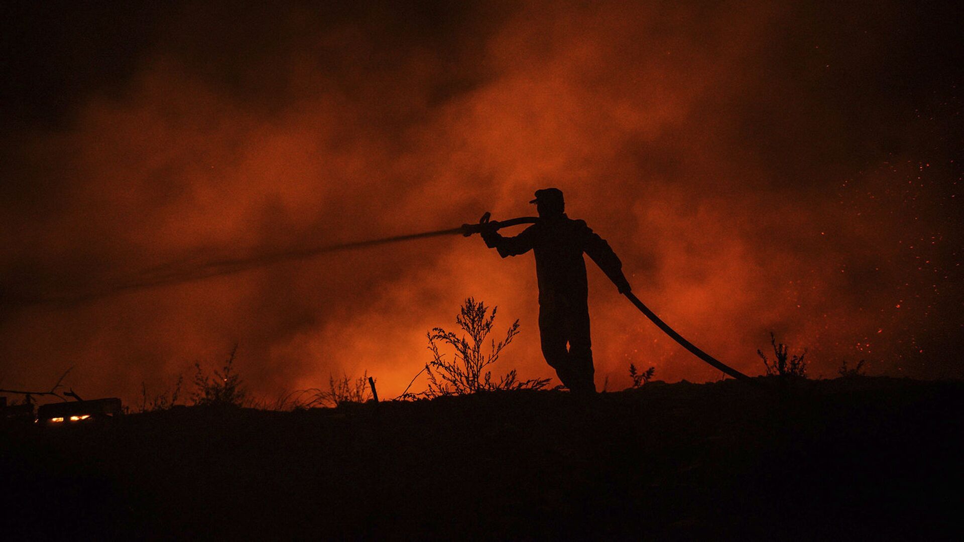 Пожарный ведет бой с пожаром в деревне Кирли недалеко от города Манавгат (30 июля 2021). Турция - Sputnik Армения, 1920, 05.07.2022