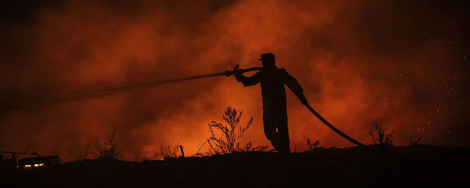 Пожарный ведет бой с пожаром в деревне Кирли недалеко от города Манавгат (30 июля 2021). Турция - Sputnik Армения, 1920, 04.08.2021