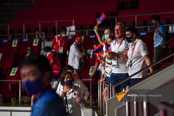 Члены олимпийской делегации Армении радуются победе Ованнеса Бачкова в поединке 1/8 финала (63кг) против азербайджанца Джавида Чалабиева на XXXII летних Олимпийских играх (31 июля 2021). Токио - Sputnik Армения