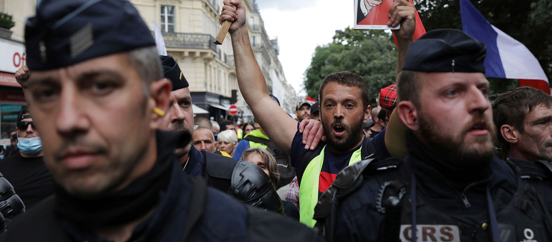Протестующий с французским флагом и книгой Теория диктатуры во время демонстрации против пропуска COVID-19 (31 июля 2021). Париж - Sputnik Արմենիա, 1920, 31.07.2021