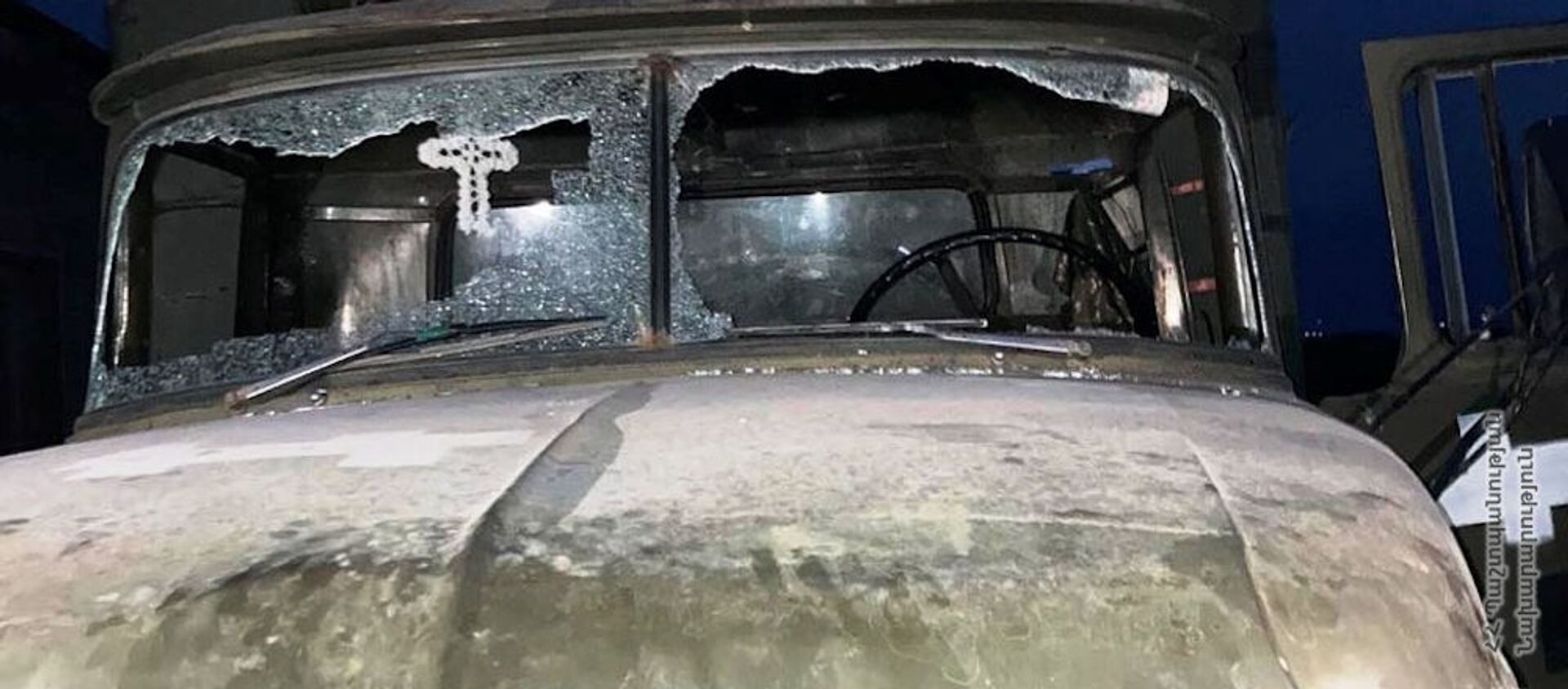 Попавший под обстрел ВС Азербайджана военный грузовик - Sputnik Արմենիա, 1920, 31.07.2021