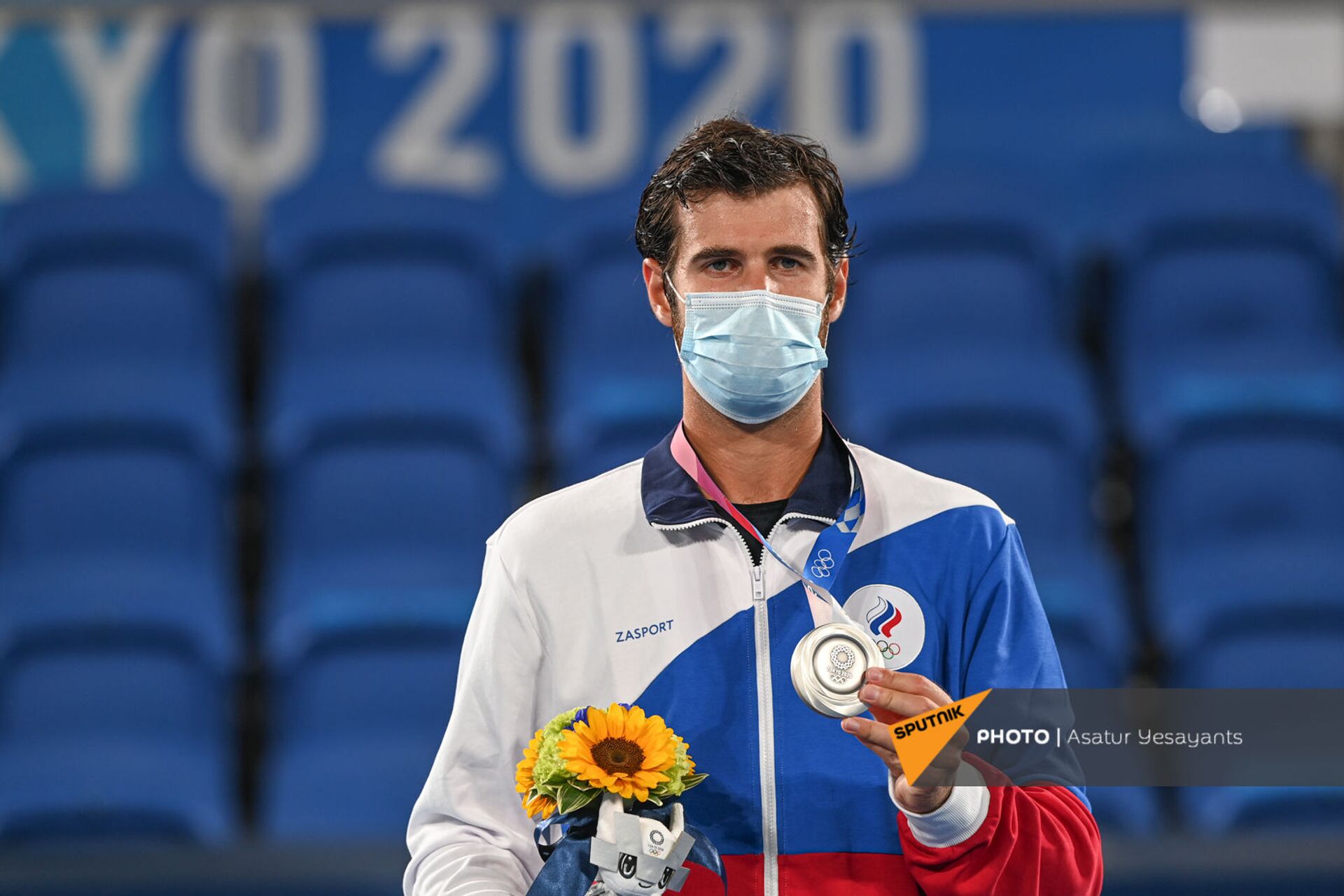 Карен Хачанов во время награждения серебряной медалью  мужского теннисного турнира Олимпийских игр в Токио (1 августа 2021). Япония - Sputnik Армения, 1920, 14.09.2021