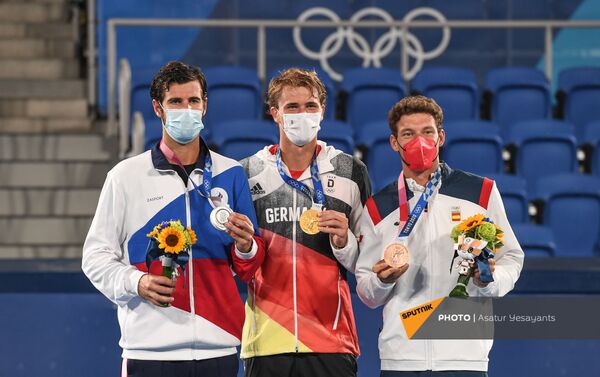 Карен Хачанов (слева) и Александр Зверев (в середине) во время награждения мужского теннисного турнира Олимпийских игр в Токио (1 августа 2021). Япония - Sputnik Армения