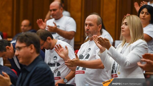 Депутаты блока Айастан во время первого заседания парламента Армении 8-го созыва (2 августа 2021). Еревaн - Sputnik Արմենիա