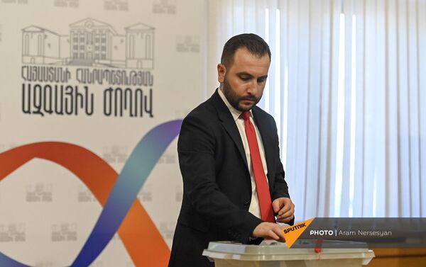 Айк Конджорян на выборах председателя НС (2 августа 2021). Еревaн Айк Конджорян на выборах председателя НС (2 августа 2021). Еревaн - Sputnik Армения
