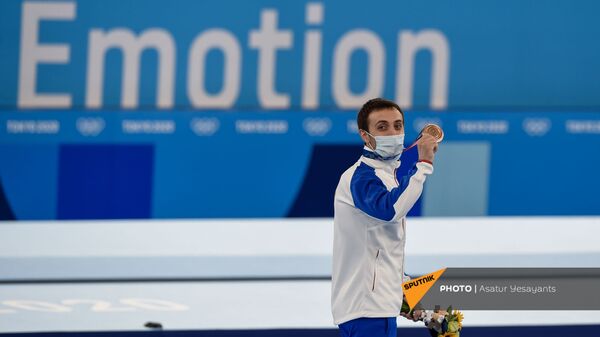 Бронзовый призер XXXII летних Олимпийских игр, гимнаст Артур Давтян с медалью (2 августа 2021). Токио - Sputnik Армения