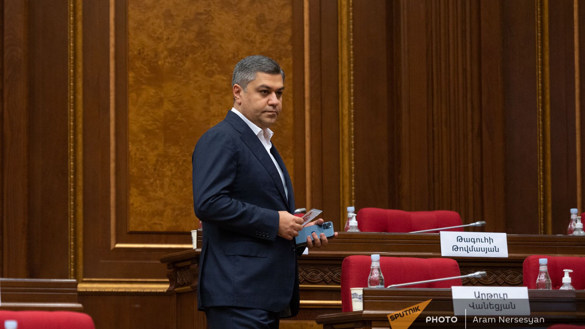 Артур Ванецян перед началом первого заседания парламента Армении 8-го созыва (2 августа 2021). Еревaн - Sputnik Армения, 1920, 14.01.2022