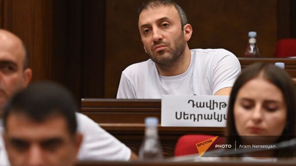 Давид Седракян во время первого заседания парламента Армении 8-го созыва (2 августа 2021). Еревaн - Sputnik Արմենիա