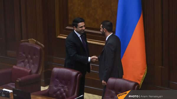 Ален Симонян и Рубен Рубинян на заседании Парламента (3 августа 2021). Еревaн - Sputnik Армения