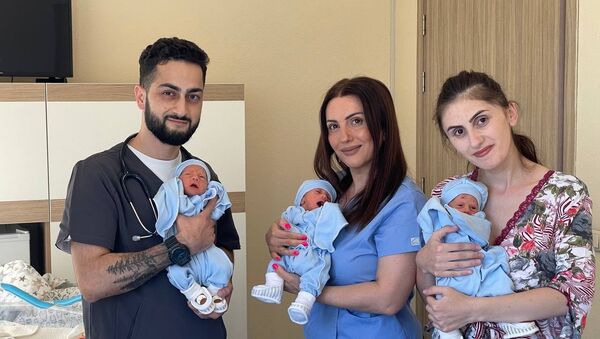 Новорожденная тройня в Шенгавитском медицинском центре - Sputnik Армения