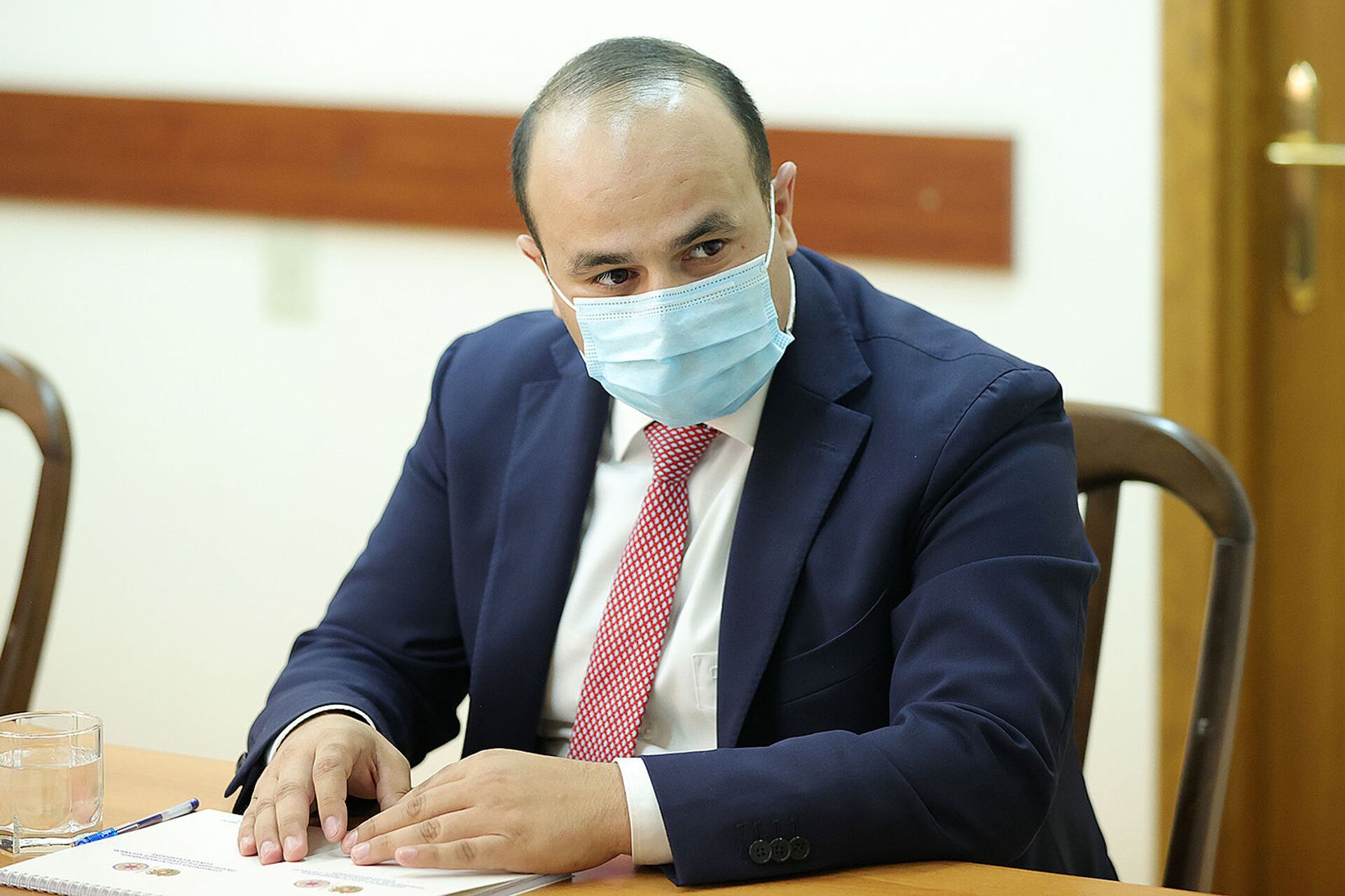 Премьер-министр Никол Пашинян представил аппарату министерства труда и социальных вопросов новоназначенного министра Нарека Мкртчяна (3 августа 2021). Еревaн Премьер-министр Никол Пашинян представил аппарату министерства труда и социальных вопросов новоназначенного министра Нарека Мкртчяна (3 августа 2021). Еревaн - Sputnik Արմենիա, 1920, 14.09.2021