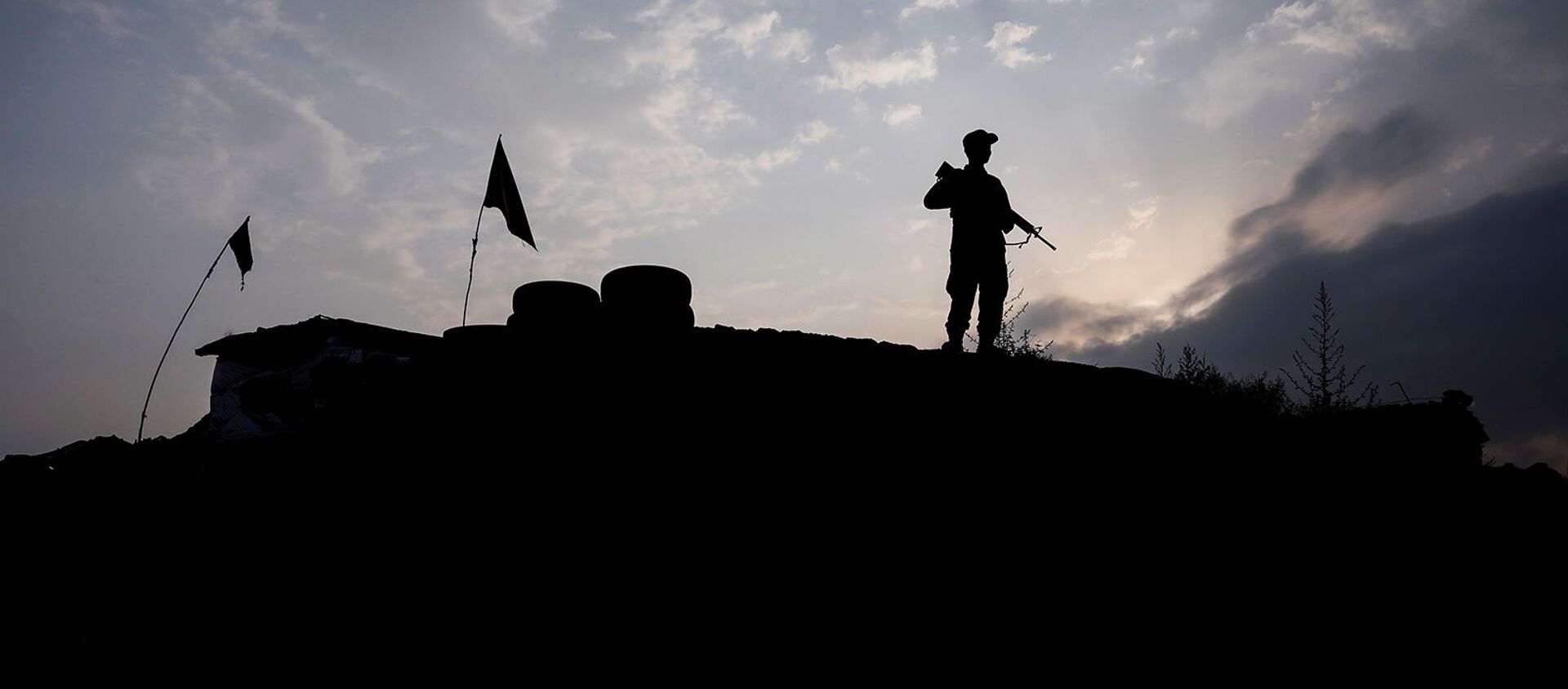 Афганский полицейский дежурит на контрольно-пропускном пункте на окраине Кабула, Афганистан - Sputnik Армения, 1920, 03.08.2021