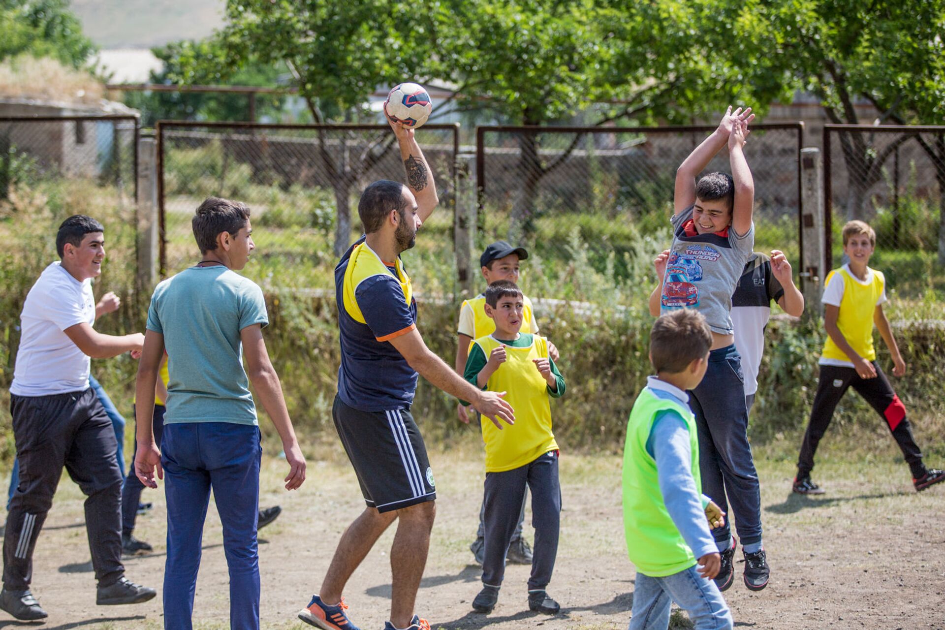 Волонтеры из Франции играют в гандбол с детьми из Шенавана - Sputnik Армения, 1920, 14.09.2021