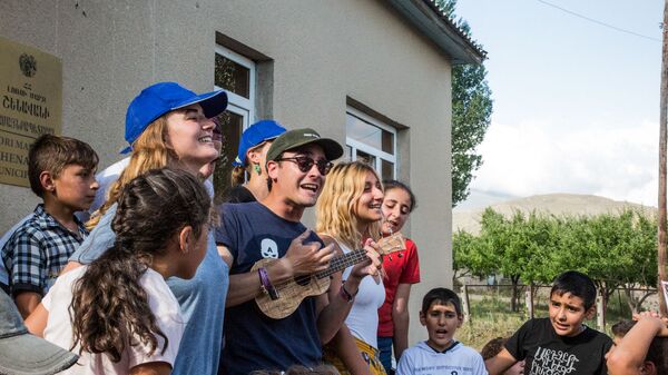 Волонтеры из Франции поют песни с детьми из Шенавана - Sputnik Армения