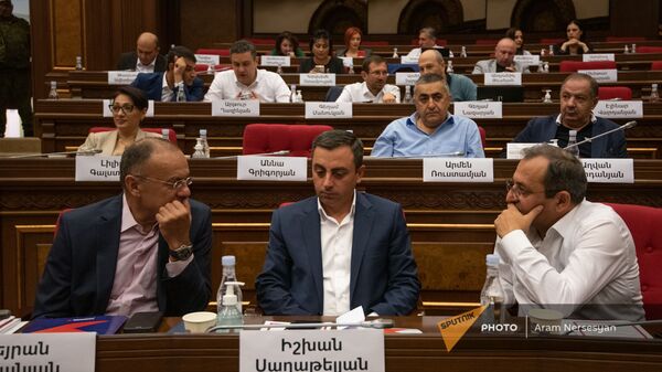 Депутаты оппозиционного блока Айастан на заседании Парламента (4 августа 2021). Еревaн - Sputnik Արմենիա