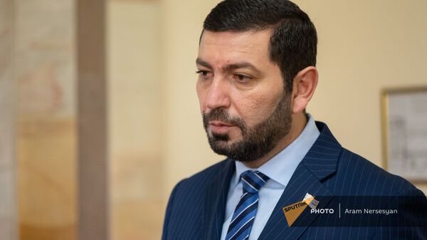 Рустам Бакоян перед началом тайного голосования по назначению Акоба Аршакяна вице-спикером Парламента (4 августа 2021). Еревaн - Sputnik Армения