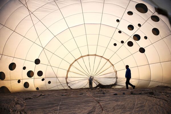 Անձնակազմի անդամներն ուսումնասիրում են մասամբ փչած օդապարիկը - Sputnik Արմենիա