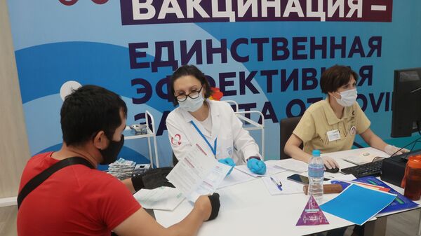 Центр вакцинации от COVID-19 в Лужниках - Sputnik Армения