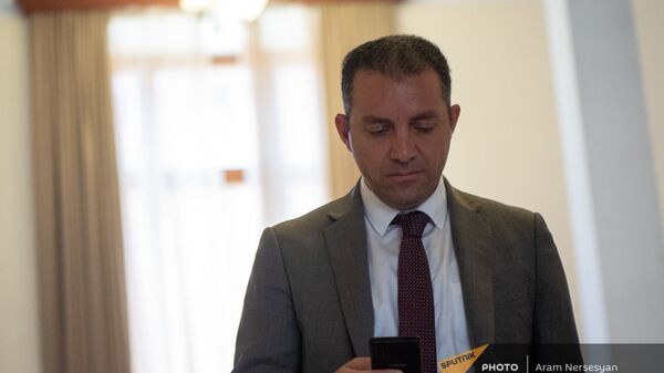 Министр экономики Ваган Керобян до/после заседания правительства (6 августа 2021). Еревaн - Sputnik Армения