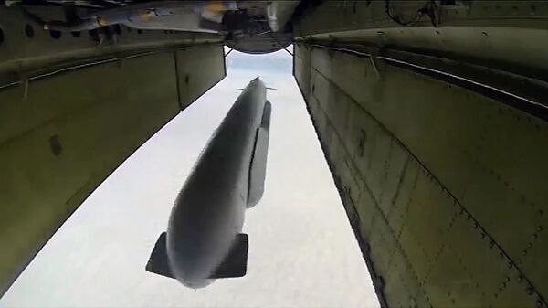 Стратегический бомбардировщик-ракетоносец ВКС России выпускает крылатую ракету Х-555 по объекту ИГ в Сирии - Sputnik Армения