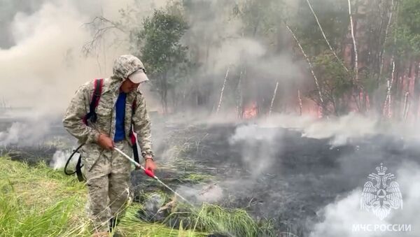 Тушение лесных пожаров в Якутии - Sputnik Армения