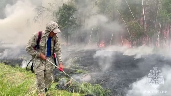 Тушение лесных пожаров в Якутии - Sputnik Армения