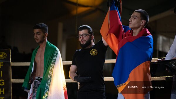Рефери присуждает победу участнику из Армении на международных соревнованиях по ММА в Ереване - Sputnik Армения
