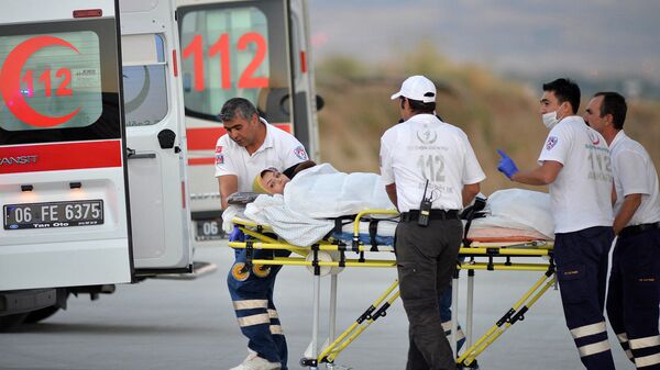 Медицинские работники везут женщину на носилках к машине скорой помощи в Турции - Sputnik Արմենիա