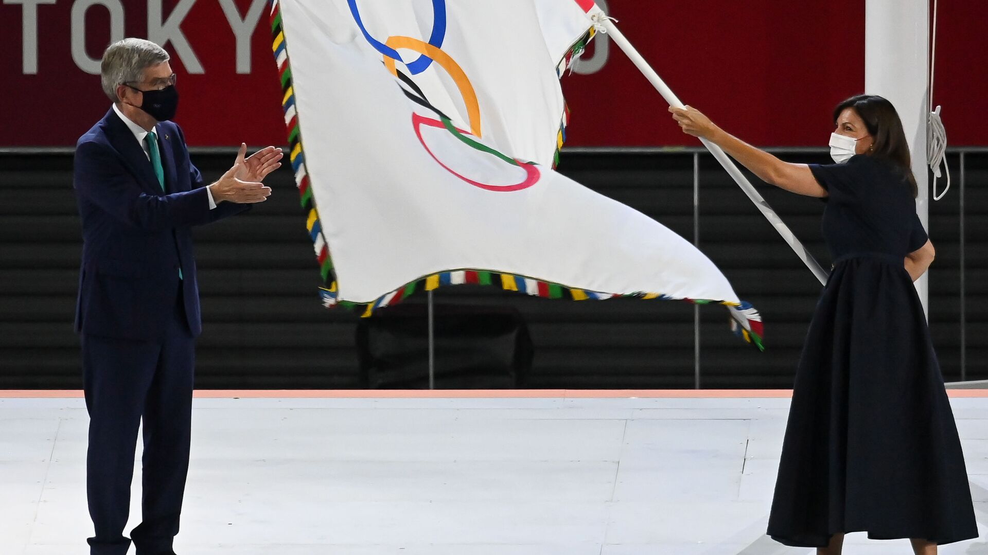 Президент МОК Томас Бах и мэр Парижа Анн Идальго на торжественной церемонии закрытия XXXII летних Олимпийских игр в Токио - Sputnik Армения, 1920, 28.03.2023