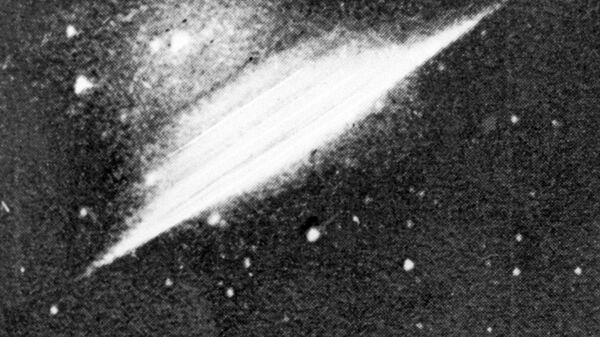 НЛО Летающая тарелка на высоте 150 км от Земли. Репродукция фотографии. - Sputnik Армения