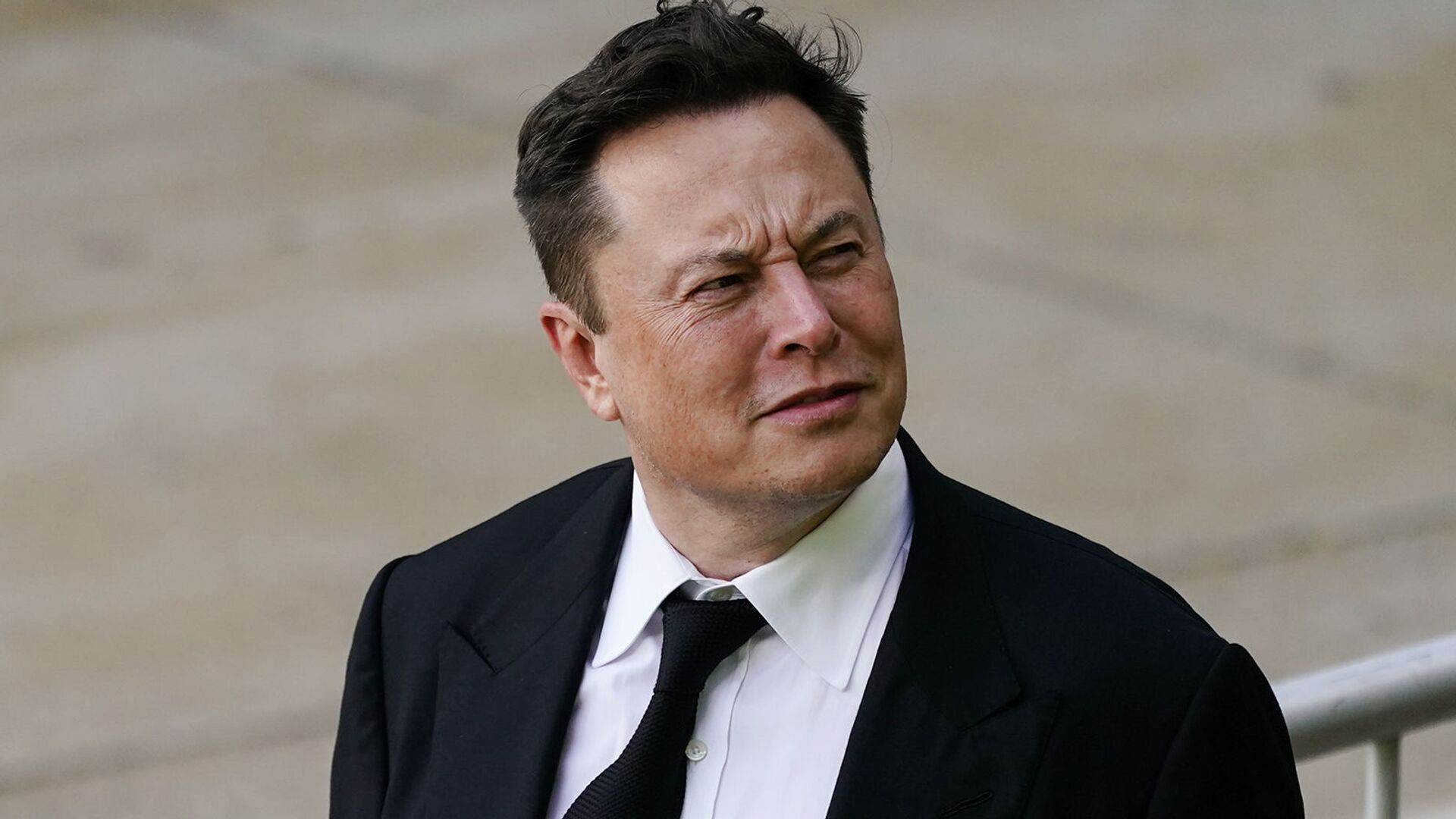 Генеральный директор SpaceX и Tesla Motors Илон Маск выходит из центра правосудия (12 июля 2021). Уилмингтон - Sputnik Армения, 1920, 05.03.2022