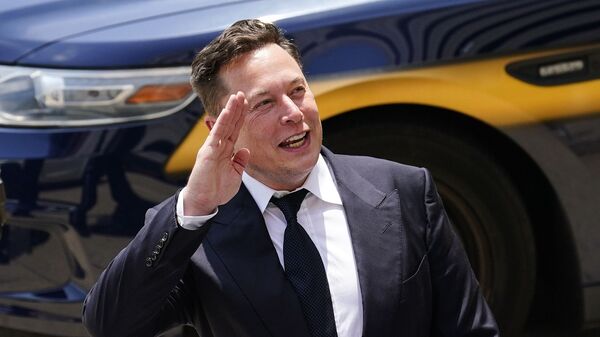Генеральный директор SpaceX и Tesla Motors Илон Маск приветствует поклонников при выходе из центра правосудия (12 июля 2021). Уилмингтон - Sputnik Արմենիա