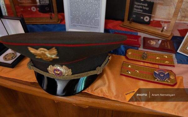 Фуражка и погоны погибшего Абрахама Марухяна Фуражка и погоны погибшего Абрахама Марухяна - Sputnik Армения